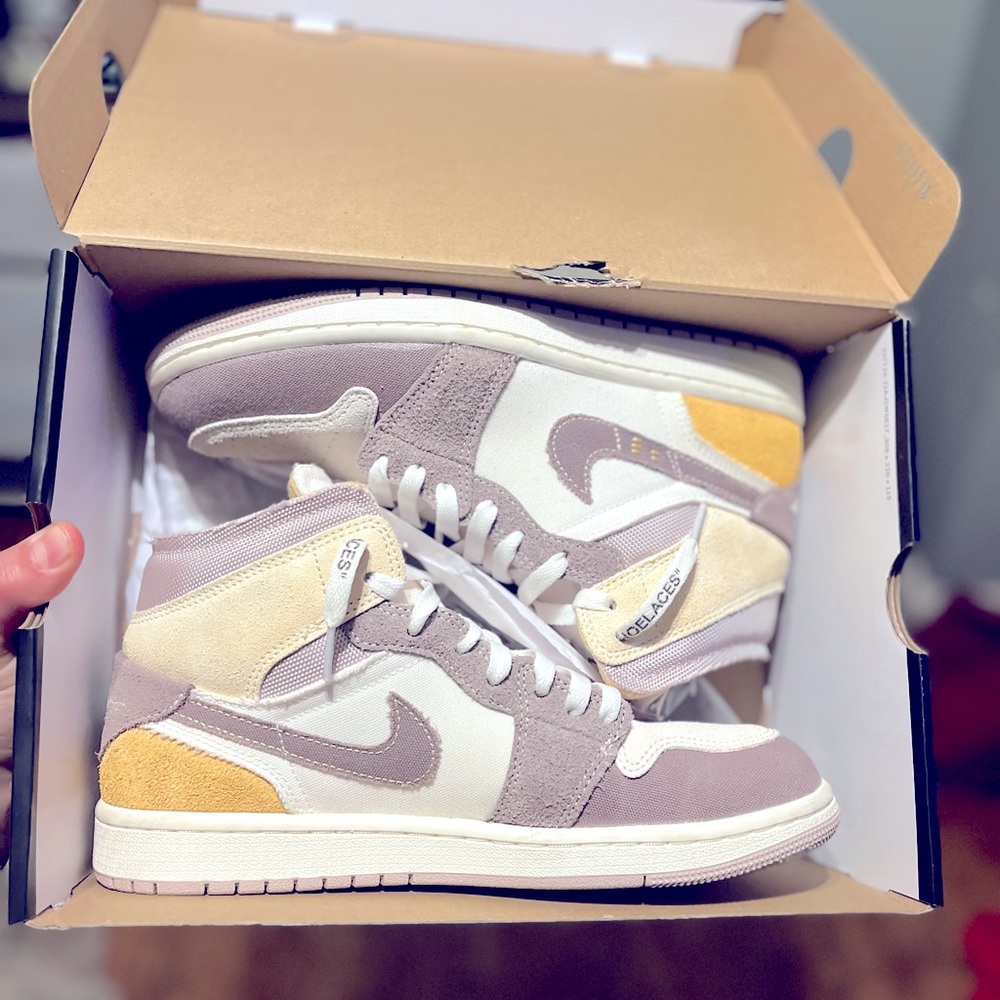 Nike Air Jordan 1 mid se craft.